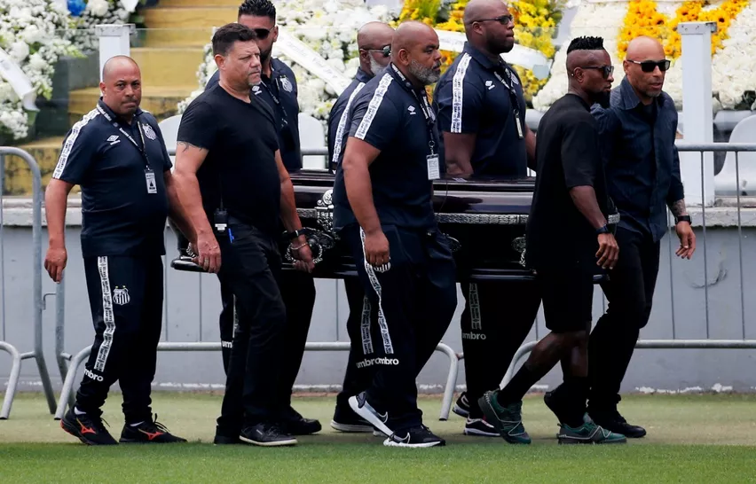 Screenshot 2023-01-02 at 11-42-21 El último adiós a Pelé una multitud despide al astro brasileño en el estadio del Santos - NA