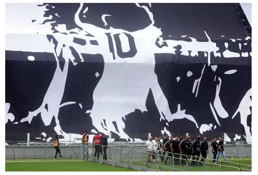 Screenshot 2023-01-02 at 11-47-20 El último adiós a Pelé una multitud despide al astro brasileño en el estadio del Santos - NA - copia