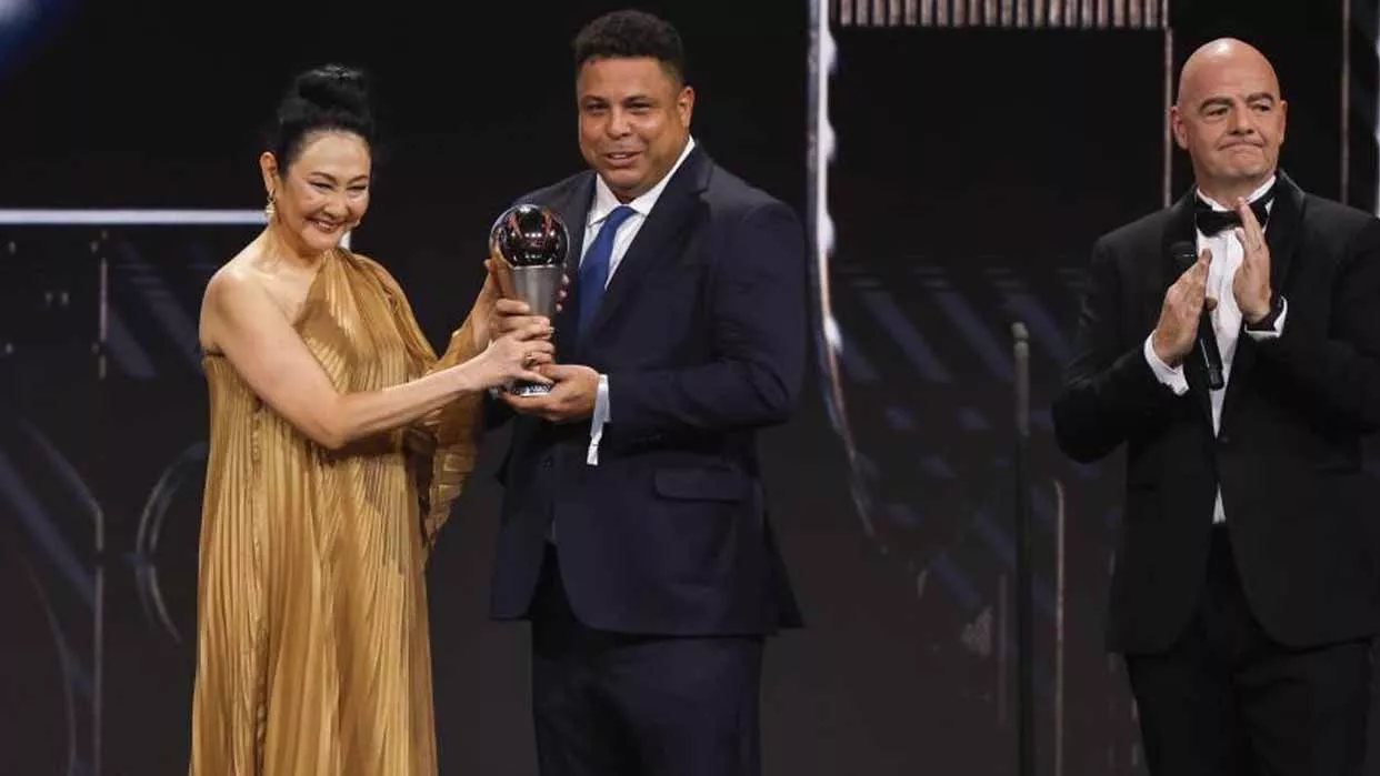 premios-the-best-rindio-emotivo-homenaje-a-pele-a-casi-dos-meses-de-su-muerte-121225