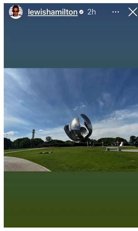 Screenshot 2022-12-30 at 19-03-28 Lewis Hamilton sorprendió con su visita en Argentina y corrió por la Facultad de Derecho - NA - copia (2)