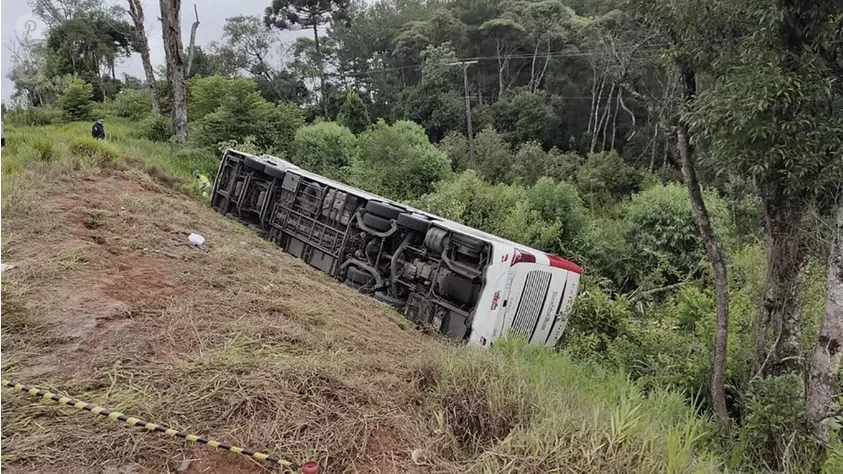 Screenshot 2023-01-31 at 13-13-32 Un niño y su madre argentinos murieron al caer un bus por un barranco en Brasil
