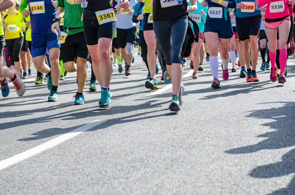 maraton-carrera-pie-muchos-corredores-competencia-deportiva-carreras-carretera_146539-2558