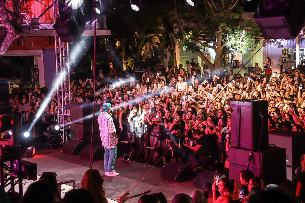 210528-miami-concert-ew-200p