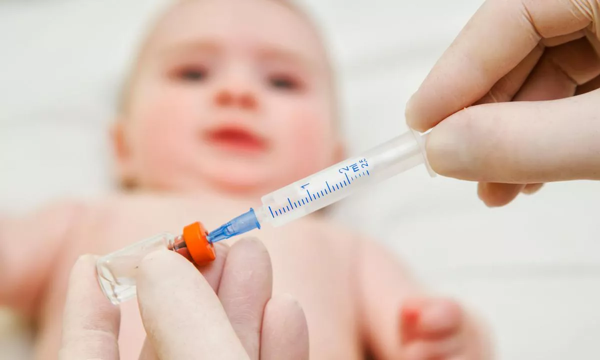 doctor-prepara-vacuna-para-beb-