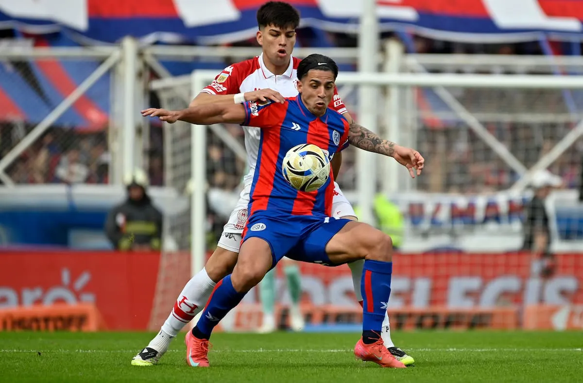 alexis-cuello-trata-de-dominar-la-pelota-O6TXUJRIZJAJVIAXKF7Q4UBHWY