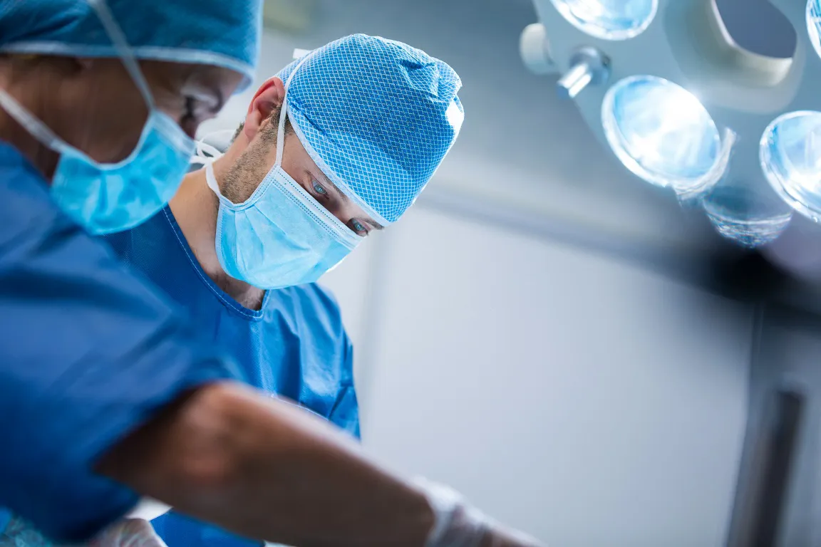 medicos-practiquen-cirugia-himenoplastia-encarcelados