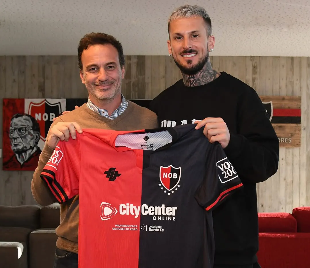 Darío Benedetto es Rojinegro ❤️🖤El Pipa se convirtió en nuevo jugador de Newell’s luego de firmar su contrato por una temporada en condición de libre y ya se sumó a la pretemporada del plantel.Vamos con todo 👊🏼
