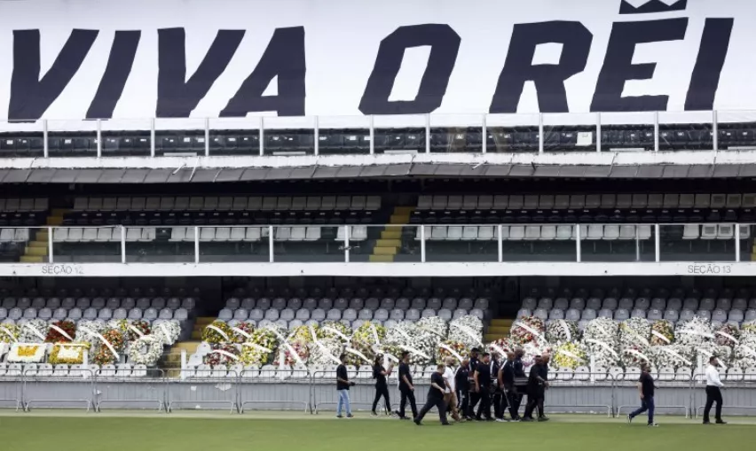 Screenshot 2023-01-02 at 11-51-38 El último adiós a Pelé una multitud despide al astro brasileño en el estadio del Santos - NA