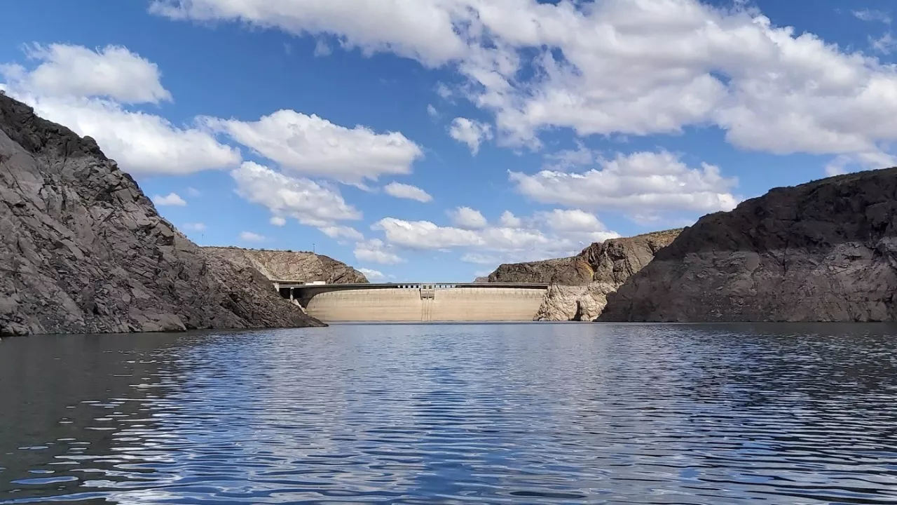 embalse-agua-del-toro
