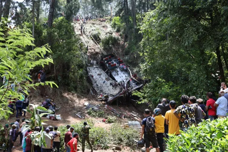 More-than-20-killed-as-bus-plunges-into-precipice-in-Sri-Lankas-Central-Province_76100041-1024x683