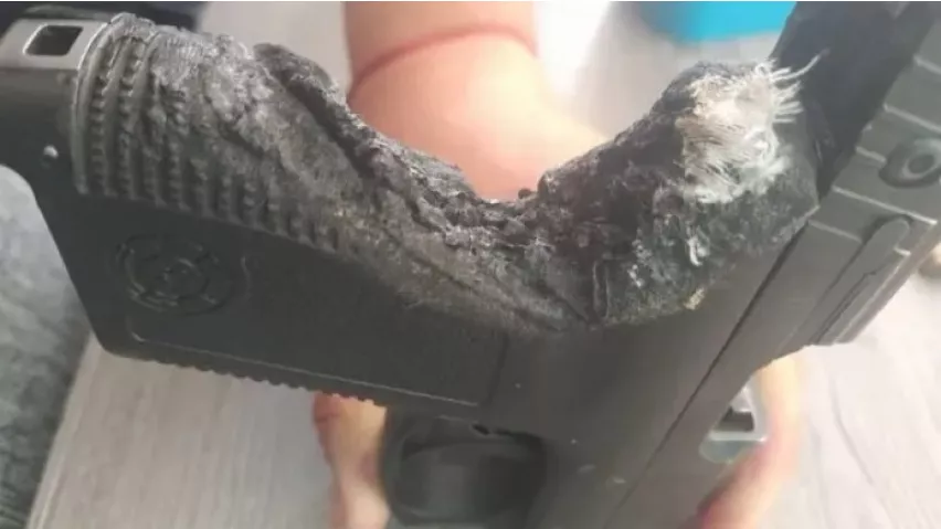 Screenshot 2023-02-28 at 14-31-45 Insólito un policía de Mendoza guardó su arma reglamentaria en el horno y se le derritió después de prenderlo para cocinar - NA