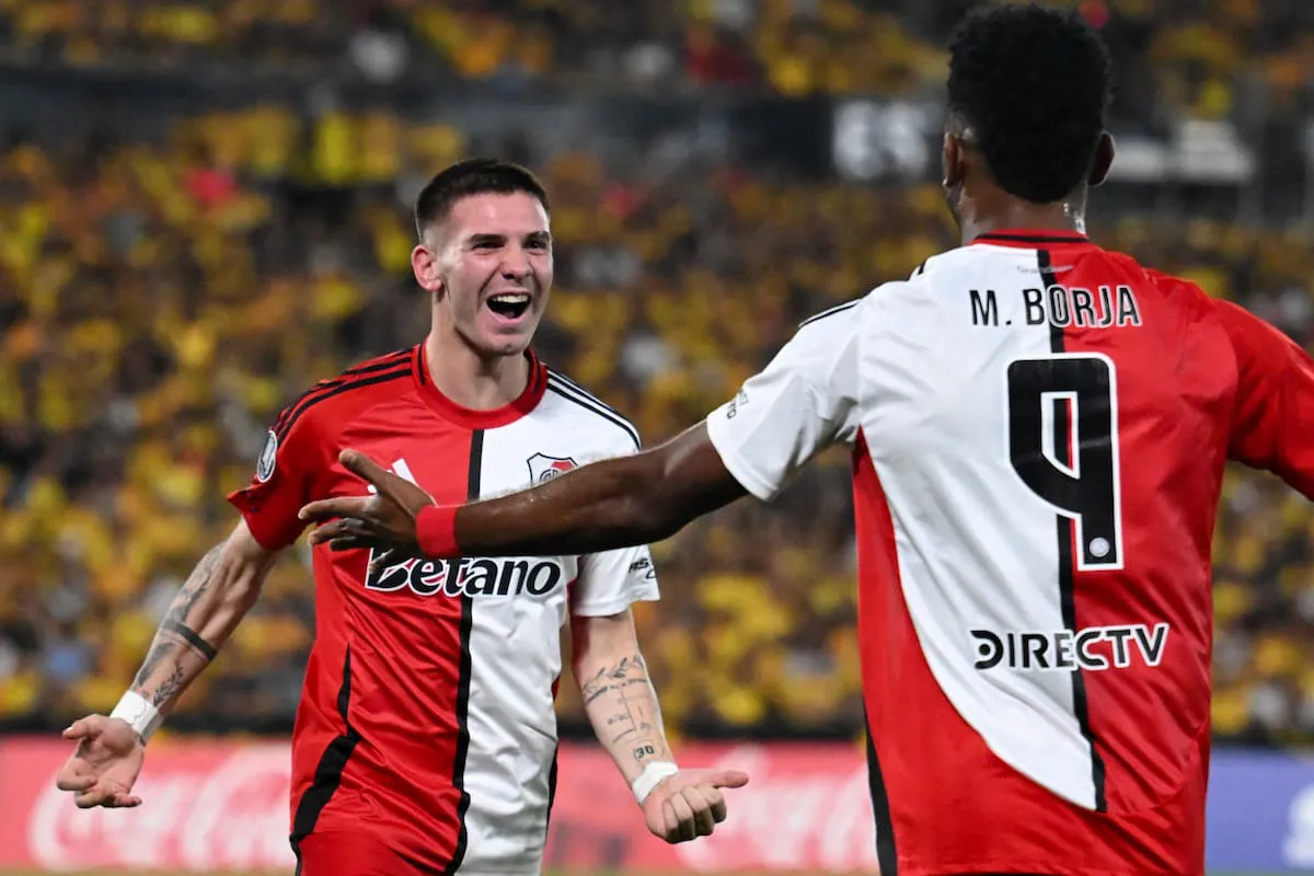 el-festejo-de-mastantuono-con-borja-tras-el-3-a-1-JSGWVCQC4BEAZKFLSMHJFR5VU4