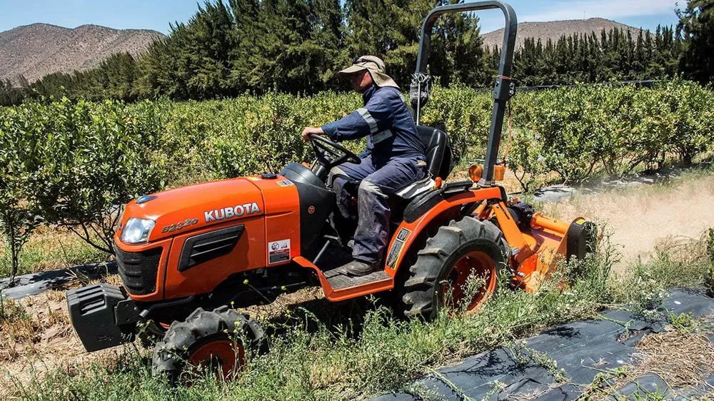 productor-manejando-tractor-kubota