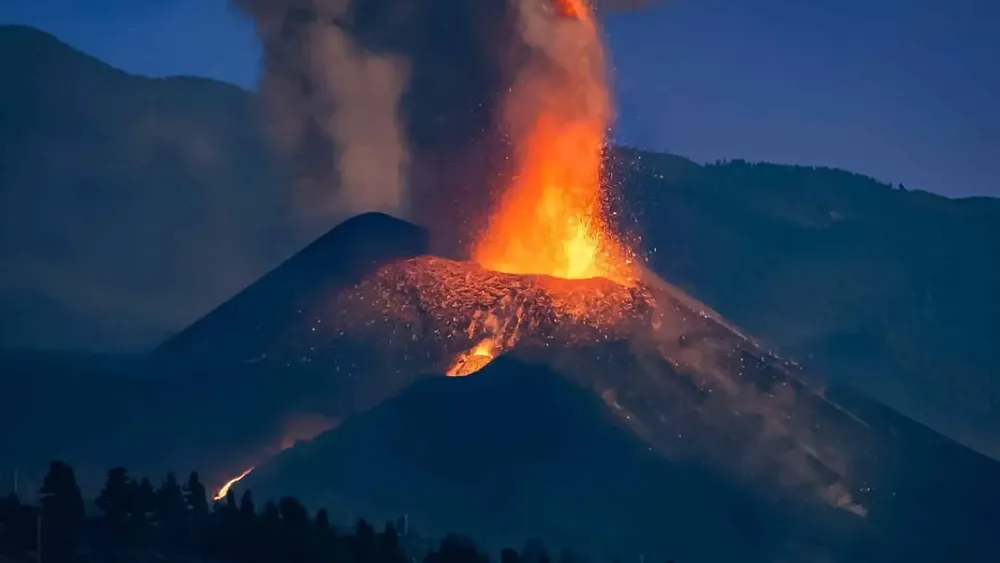 Monte-Lewotobi-Laki-laki-de-Indonesia-hace-erupcion