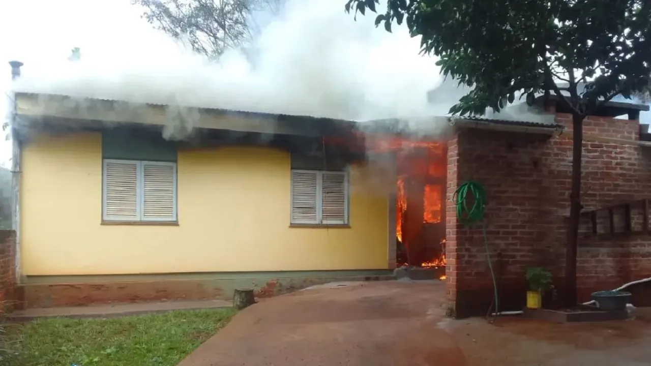 encendio-una-vela-para-san-cayetano-y-se-le-prendio-fuego-la-casa-1626663