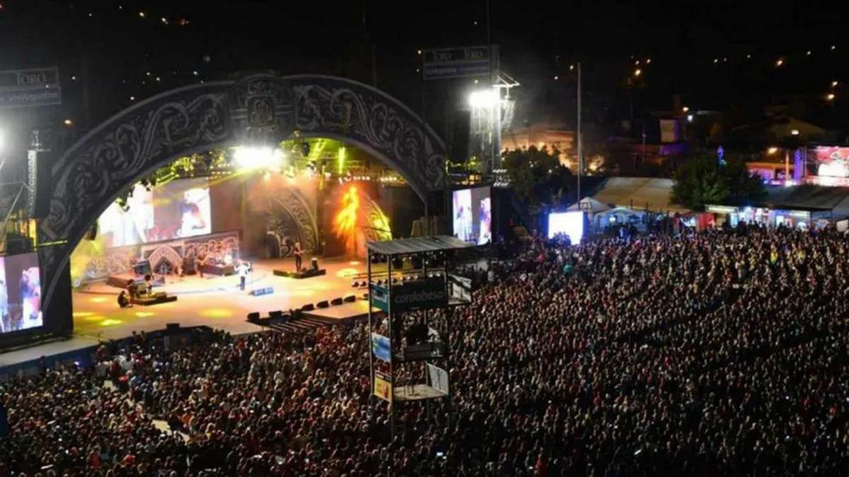 el-festval-cosquin-congrega-la-plaza-pospero-molina-multiudes-seguidores-del-folclore