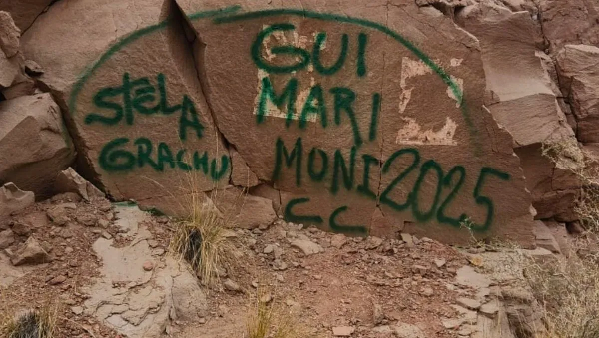 turistas-grafiti-potrerillos